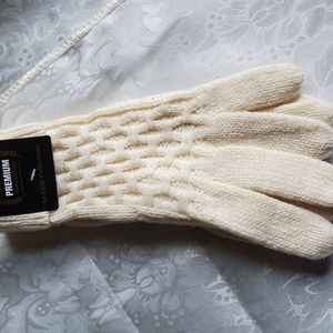 Winter white knit gloves